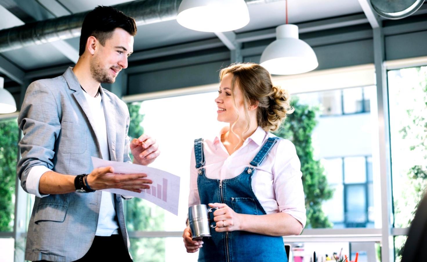 Arbeitsbereich mit Laptop und Notizen